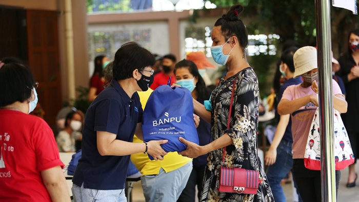 พลังน้ำใจจากบ้านปูฯ ร่วมบรรเทาความเดือดร้อน ส่งมอบความช่วยเหลือสู่ผู้ได้รับผลกระทบจากโควิด-19 ในพัทยา