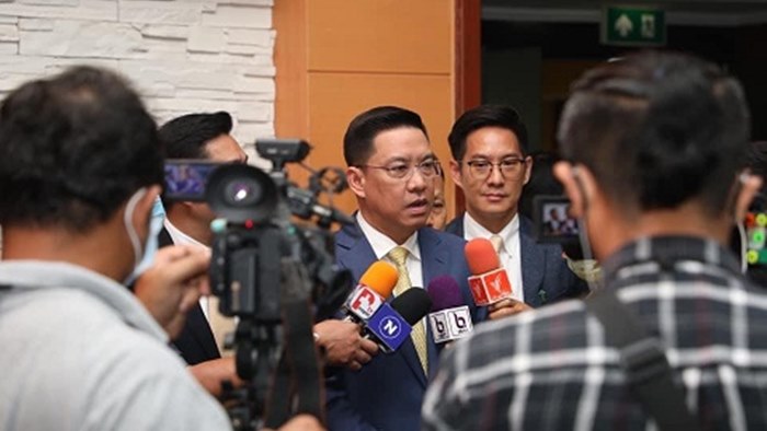 "พุทธิพงษ์" ย้ำ "เฟซบุ๊ค" ให้เคารพความรู้สึกคนไทย กรณีเกิดข้อผิดพลาดผ่านไทยพีบีเอส ล่าสุดตั้งคณะทำงานร่วมใหม่ลุยปราบเว็บผิดกม.เผยรอบ 7 เดือนแรกปีนี้ ลุยปิดเว็บตามคำสั่งศาลไปแล้ว 7,164 ยูอาร์แอล