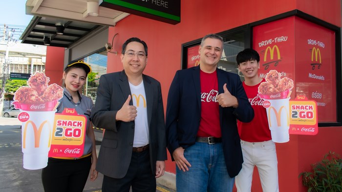 แมคโดนัลด์ และ โคคา-โคล่า ร่วมเปิดตัว ‘สแน็คทูโก’ (Snack 2 Go) แพคเกจจิ้งดีไซน์ใหม่ ผ่านการออกแบบบรรจุภัณฑ์ที่ช่วยอำนวยความสะดวกให้ลูกค้าได้อิ่มอร่อยกับเมนู ‘ไก่เกาหลี’ ใหม่!