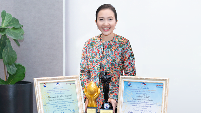 นางวัลลภา ไตรโสรัส ประธานเจ้าหน้าที่บริหารและกรรมการผู้จัดการใหญ่ บริษัท แอสเสท เวิร์ด คอร์ป ได้รับการประกาศเกียรติคุณรางวัล “บุคคลตัวอย่างแห่งปี” และ แอสเสท เวิรด์ คอร์ป เข้ารับรางวัล “ความดีตอบแทนคุณแผ่นดิน” สาขา บริหารและพัฒนาธุรกิจอสังหาริมทรัพย์ โครงการ “ความดีตอบแทนคุณแผ่นดิน” โดย มูลนิธิเพื่อสังคมไทย
